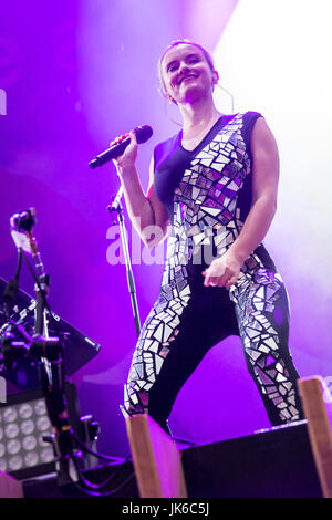 Locarno, Schweiz. 21. Juli 2017. Der britische elektronische Musikgruppe sauber BANDIT führt live auf der Bühne in Piazza Grande während der "Mond & Stars 2017" Credit: Rodolfo weitertransferiert/Alamy Live News Stockfoto