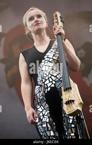 Locarno, Schweiz. 21. Juli 2017. Der britische elektronische Musikgruppe sauber BANDIT führt live auf der Bühne in Piazza Grande während der "Mond & Stars 2017" Credit: Rodolfo weitertransferiert/Alamy Live News Stockfoto