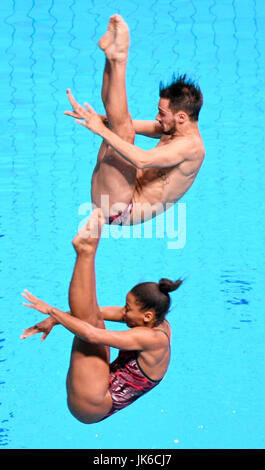 Budapest, Ungarn. 22. Juli 2017. Kanadas Jennifer Abel und Francois Imbeau-Dulac in Aktion während der 3m-Sprungbrett-Synchro gemischt von der FINA Weltmeisterschaften 2017 in Budapest, Ungarn, 22. Juli 2017. Foto: Axel Heimken/Dpa/Alamy Live News Stockfoto