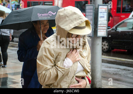 London, UK. 22. Juli 2017. Platzregen in Clapham Junction in Battersea, Wandsworth am Samstag Nachmittag nach Ablauf des warmen Wetters. Bildnachweis: JOHNNY ARMSTEAD/Alamy Live-Nachrichten Stockfoto