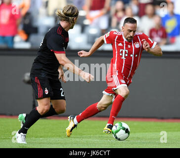 Shanghai, China Guangdong Provinz. 22. Juli 2017. Franck Ribery of Bayern Munich (R) konkurriert während der 2017 International Champions Cup China zwischen AC Milan und FC Bayern München in Shenzhen, Guangdong Provinz Süd-China, 22. Juli 2017. Bildnachweis: Guo Yong/Xinhua/Alamy Live-Nachrichten Stockfoto