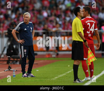 Shanghai, China Guangdong Provinz. 22. Juli 2017. Cheftrainer des FC Bayern München Carlo Ancelotti (L) blickt auf in 2017 International Champions Cup China zwischen AC Milan und FC Bayern München in Shenzhen, Guangdong Provinz Süd-China, 22. Juli 2017. Bildnachweis: Guo Yong/Xinhua/Alamy Live-Nachrichten Stockfoto