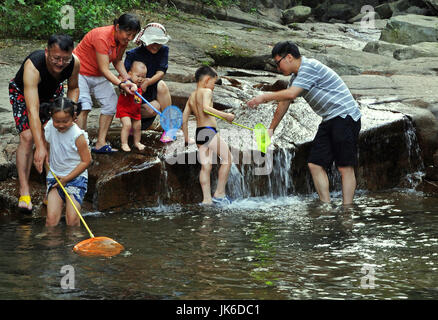 LinAn, der chinesischen Provinz Zhejiang. 22. Juli 2017. Bürgerinnen und Bürger von Hangzhou spielen in Baisha Dorf von Lin'an, Ost-China Zhejiang Provinz, 22. Juli 2017. Mit einer durchschnittlichen Temperatur von 26 Grad Celsius im Sommer ist das Dorf Baisha in Lin'an ein beliebtes Touristenziel in der Provinz geworden. In den letzten Jahren entwickelte Tourismus auf dem Lande dramatisch in Baisha, die 90 Prozent der lokalen Arbeitskräfte beteiligt. Bildnachweis: Tan Jin/Xinhua/Alamy Live-Nachrichten Stockfoto