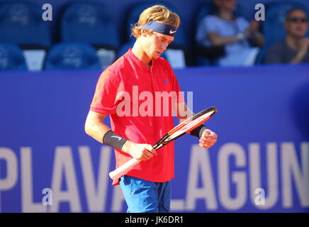 Umag, Kroatien. 22. Juli 2017. Andrey Rublev Russlands reagiert während des Spiels Halbfinale Dodig V Rubljow in der ATP 28. Plava Laguna Croatia Open Umag Turnier bei der Goran Ivanisevic ATP Stadion, am 22. Juli 2017 in Umag. Bildnachweis: Andrea Spinelli/Alamy Live-Nachrichten Stockfoto