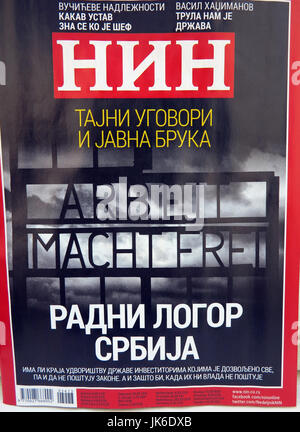 Belgrad, Deutschland. 20. Juli 2017. Der Titel des Magazins serbischen NIN mit dem Häftling im KZ-Motto "Arbeit Macht Frei" ("Arbeit setzt Sie frei") in Belgrad, Deutschland, 20. Juli 2017. Die magazine-Cover verursacht Streit. Achtung Redaktion: Redaktion verwenden nur in Reportage der Geschichte. Foto: Thomas Brey, Dpa/Alamy Live News Stockfoto