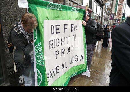 London, UK. 22. Juli 2017. Palästinensische Demonstranten und Unterstützer starten Protest vor israelischen Botschaft nach einer Reihe von Schießereien und Messerstechereien in Jerusalem verlassen sechs Tote. Spannungen sind über die Frage des Zugangs zur Al-Aqsa Moschee gewachsen. Bildnachweis: Peter Hogan / Alamy Live News Stockfoto