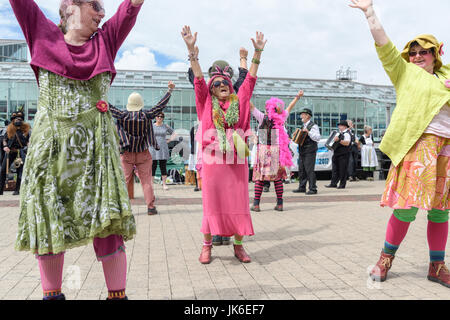 Kingston-Upon-Hull, Yorkshire, Großbritannien. 22. Juli 2017. Traditionelle englische Folk-Tänzer und Sänger führen außerhalb der Princes Quay Einkaufszentrum als Teil der Stadt von Kultur 2017 feiern. Bildnachweis: Ian Francis/Alamy Live-Nachrichten Stockfoto