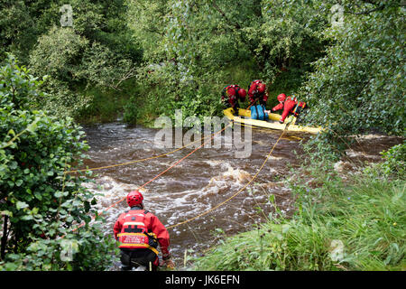 River Tees, Bowlees, obere Teesdale, County Durham UK.  Samstag, 22. Juli 2017. Großbritannien Wetter.  Notdienste hießen vier Menschen zu retten, auf einer Insel im Fluss Tees heute Nachmittag gefangen wurde nach Starkregen eine Überschwemmung, die ihnen den verursacht Weg abzuschneiden.  Niemand wurde verletzt in den Vorfall, der ca. 1 Stunde dauerte.  Bildnachweis: David Forster/Alamy Live-Nachrichten. Stockfoto