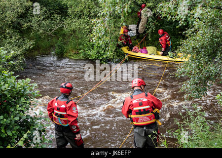 River Tees, Bowlees, obere Teesdale, County Durham UK.  Samstag, 22. Juli 2017. Großbritannien Wetter.  Notdienste hießen vier Menschen zu retten, auf einer Insel im Fluss Tees heute Nachmittag gefangen wurde nach Starkregen eine Überschwemmung, die ihnen den verursacht Weg abzuschneiden.  Niemand wurde verletzt in den Vorfall, der ca. 1 Stunde dauerte.  Bildnachweis: David Forster/Alamy Live-Nachrichten. Stockfoto