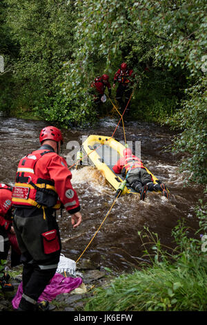 River Tees, Bowlees, obere Teesdale, County Durham UK.  Samstag, 22. Juli 2017. Großbritannien Wetter.  Notdienste hießen vier Menschen zu retten, auf einer Insel im Fluss Tees heute Nachmittag gefangen wurde nach Starkregen eine Überschwemmung, die ihnen den verursacht Weg abzuschneiden.  Niemand wurde verletzt in den Vorfall, der ca. 1 Stunde dauerte.  Bildnachweis: David Forster/Alamy Live-Nachrichten. Stockfoto