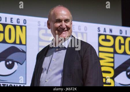 San Diego, USA. 21. Juli 2017. Tag 2 der Comic-Con. Noch mehr Menschen stellte sich heraus today.Netflix: Marvel's Verteidiger Panel. Jeph Loeb Marvel Schriftsteller. Ein Vertreter von der San Diego Comic-Con betrat die Bühne und legt ihn mit einem Tintenfaß-Award ehrt Loeb für seine Beiträge zur Comics, Film und TV. Bildnachweis: Daren Fentiman/ZUMA Draht/Alamy Live-Nachrichten Stockfoto