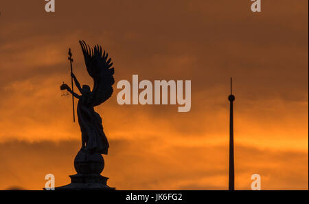Budapest, Ungarn. 21. Juli 2017. Die Sonne geht über Budapest, Ungarn, 21. Juli 2017. Foto: Jens Büttner/Dpa-Zentralbild/Dpa/Alamy Live News Stockfoto
