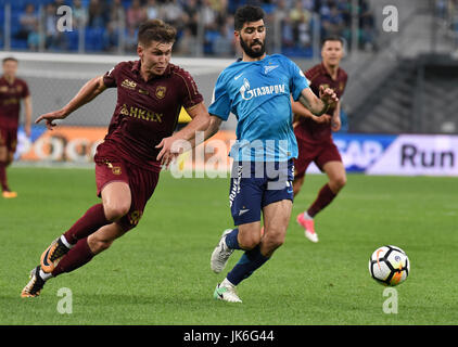 St. Petersburg, Russland. 22. Juli 2017. Russland, St. Petersburg, am 22. Juli 2017. Russischer Fußball-Europameisterschaft. Eine Übereinstimmung zwischen den Zenit-Teams (St. Petersburg) - das Rubin-Team (Kazan). Im Bild:. (von links nach rechts) RUBINA von Elvire Nabiullin und Player von ZENIT Luís Neto. Bildnachweis: Andrey Pronin/ZUMA Draht/Alamy Live-Nachrichten Stockfoto