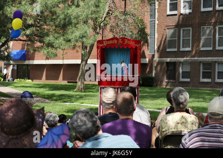 St. Paul, Minnesota, USA. 22. Juli 2017. Ein Zuschauer eine Aufführung von Punch and Judy beim nationalen Puppenspiel Festival in St. Paul, Minnesota. Copyright Gina Kelly/Alamy Live-Nachrichten Stockfoto