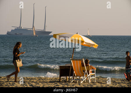 Lido Di Camaiore, Italien. 22. Juli 2017. Yacht A, im Besitz von russischen Milliardär Andrey Melnichenko ankert vor der Küste von Lido di Camaiore, am 22. Juli 2017 in der Küste der Toskana, Italien. Die 143 Meter lange ist Yacht th Elongest Segelboot in der Welt. Stockfoto