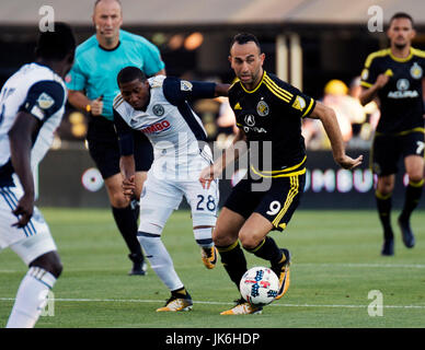 Columbus, Ohio, USA. 22. Juli 2017. Columbus Crew vorwärts Justin Meram (9) Handspiel gegen Philadelphia in ihrem Spiel Mapfre-Stadion in Columbus, Ohio. Columbus, Ohio, USA. Brent Clark/Alamy Live-Nachrichten Stockfoto