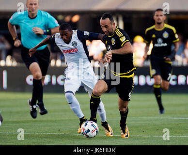 Columbus, Ohio, USA. 22. Juli 2017. Columbus Crew vorwärts Justin Meram (9) Handspiel gegen Philadelphia in ihrem Spiel Mapfre-Stadion in Columbus, Ohio. Columbus, Ohio, USA. Brent Clark/Alamy Live-Nachrichten Stockfoto