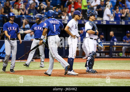 St. Petersburg, Florida, USA. 22. Juli 2017. WILL VRAGOVIC | Times.Tampa Bay Rays Start Krug Chris Archer (22) und Catcher Wilson Ramos (40) suchen Sie nach Texas Rangers Shortstop Elvis Andrus (1) und rechts Fielder Shin-soo Choo (17) Gäste auf den Fehler von Tampa Bay Rays Center Fielder Mallex Smith (0) im sechsten Inning des Spiels zwischen den Texas Rangers und den Tampa Bay Rays im Tropicana Field in St. Petersburg , Florida auf Samstag, 22. Juli 2017. Bildnachweis: Willen Vragovic/Tampa Bay Times / ZUMA Draht/Alamy Live News Stockfoto