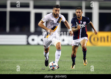 Gillette Stadium. 22. Juli 2017. MA, USA; Los Angeles Galaxy Mittelfeldspieler Romain Alessandrini (7) und New England Revolution vorwärts, Diego Fagundez (14) in Aktion im ersten Halbjahr ein MLS-Match zwischen Los Angeles Galaxy und New England Revolution im Gillette Stadium. New England gewann 4: 3. Anthony Nesmith/Cal Sport Media/Alamy Live-Nachrichten Stockfoto