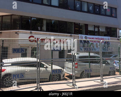 Istanbul, Türkei. 12. Juli 2017. Hindernisse sind vor dem Gebäude der Regierung kritische Zeitung "Cumhuriyet" in Istanbul, Türkei, 12. Juli 2017 aufgestellt. Foto: Mirjam Schmitt/Dpa/Alamy Live News Stockfoto