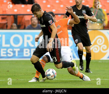 Washington, DC, USA. 22. Juli 2017. 20170722 - D.C. United Mittelfeldspieler IAN HARKES (23) Mittelfeldspieler Ian Harkes (23) wird von hinten von Houston Dynamo Verteidiger JUAN DAVID CABEZAS (5) in der ersten Hälfte im RFK Stadium in Washington ausgelöst. Bildnachweis: Chuck Myers/ZUMA Draht/Alamy Live-Nachrichten Stockfoto