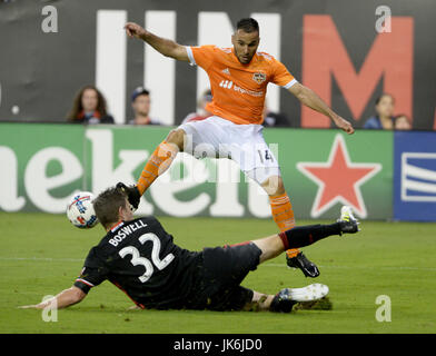 Washington, DC, USA. 22. Juli 2017. 20170722 - D.C. United Verteidiger BOBBY BOSWELL (32) blockt einen Schuss von Houston Dynamo Mittelfeldspieler ALEX (14) in der zweiten Hälfte im RFK Stadium in Washington. Bildnachweis: Chuck Myers/ZUMA Draht/Alamy Live-Nachrichten Stockfoto