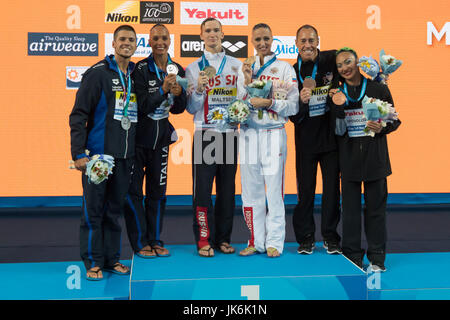 (170723)--BUDAPEST, 23. Juli 2017 (Xinhua)--Silber-Medaillengewinner Giorgio Minisini (1. L) und Mariangela Perrupato (2 L) von Italien, Goldmedaillengewinner Mikhaela Kalancha (3. R) und Aleksandr Maltsev (3. L) von Russland und Bronze Medaillengewinner Bill Mai und Kanako Kitao Spendlove (1. R) der Vereinigten Staaten feiern während der Preisverleihung für das Synchronschwimmen gemischten Duett frei-Finale bei den 17. FINA Aquatics Weltmeisterschaften in Budapest , Ungarn am 22. Juli 2017. (Xinhua/Attila Volgyi) Stockfoto