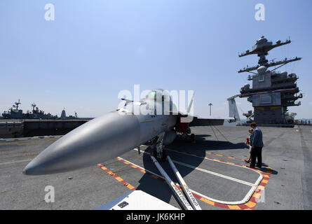 Norfolk, USA. 22. Juli 2017. Besucher sehen eine F/A-18 Kämpfer auf USS Gerald R. Ford nach seiner Inbetriebnahme Zeremonie am Naval Station Norfolk, Virginia, USA, am 22. Juli 2017. Die US Navy beauftragt Vereinigte Staaten Schiff (USS) Gerald R. Ford, die neuesten und modernsten Flugzeugträger am Naval Station Norfolk, ein Marinestützpunkt in Virginia am Samstag. Bildnachweis: Yin Bogu/Xinhua/Alamy Live-Nachrichten Stockfoto