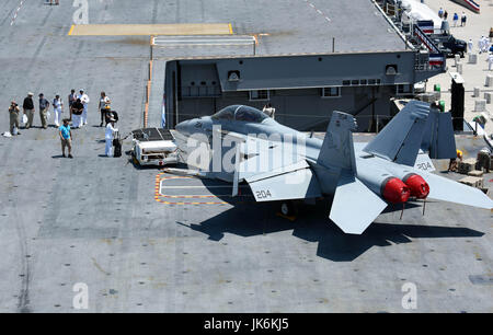 Norfolk, USA. 22. Juli 2017. Besucher sehen eine F/A-18 Kämpfer auf USS Gerald R. Ford nach seiner Inbetriebnahme Zeremonie am Naval Station Norfolk, Virginia, USA, am 22. Juli 2017. Die US Navy beauftragt Vereinigte Staaten Schiff (USS) Gerald R. Ford, die neuesten und modernsten Flugzeugträger am Naval Station Norfolk, ein Marinestützpunkt in Virginia am Samstag. Bildnachweis: Yin Bogu/Xinhua/Alamy Live-Nachrichten Stockfoto