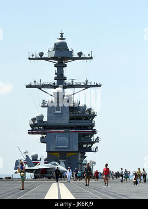 Norfolk, USA. 22. Juli 2017. Besucher gehen auf dem Deck der USS Gerald R. Ford nach seiner Inbetriebnahme Zeremonie am Naval Station Norfolk, Virginia, USA, am 22. Juli 2017. Die US Navy beauftragt Vereinigte Staaten Schiff (USS) Gerald R. Ford, die neuesten und modernsten Flugzeugträger am Naval Station Norfolk, ein Marinestützpunkt in Virginia am Samstag. Bildnachweis: Yin Bogu/Xinhua/Alamy Live-Nachrichten Stockfoto