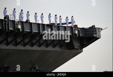 Norfolk, USA. 22. Juli 2017. Segler stehen auf USS Gerald R. Ford während seiner Inbetriebnahme Zeremonie am Naval Station Norfolk, Virginia, USA, am 22. Juli 2017. Die US Navy beauftragt Vereinigte Staaten Schiff (USS) Gerald R. Ford, die neuesten und modernsten Flugzeugträger am Naval Station Norfolk, ein Marinestützpunkt in Virginia am Samstag. Bildnachweis: Yin Bogu/Xinhua/Alamy Live-Nachrichten Stockfoto