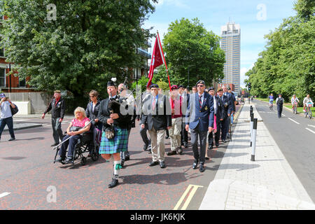 London, UK. 22. Juli 2017. UK Veteranen einer Stimme Marsch aus dem Hyde Park Barracks an der Hyde Park Bombe Gedenktafel. Die Gruppe zog auf um Unterstützung für die Hyde Park Gerechtigkeit Kampagne zeigen, Wellington Arch.  Penelope Barritt/Alamy Live-Nachrichten Stockfoto