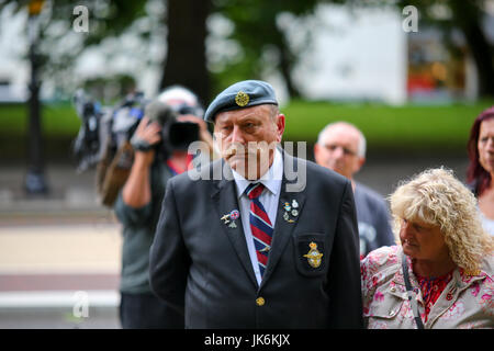 London, UK. 22. Juli 2017. UK Veteranen einer Stimme Marsch aus dem Hyde Park Barracks an der Hyde Park Bombe Gedenktafel. Die Gruppe zog auf um Unterstützung für die Hyde Park Gerechtigkeit Kampagne zeigen, Wellington Arch.  Penelope Barritt/Alamy Live-Nachrichten Stockfoto