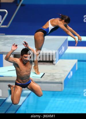 (170723)--fällt 23. Juli 2017 (Xinhua)--Julian Sanchez (L) von Mexiko von seinem Brett versehentlich während der gemischte 3 m-Sprungbrett Synchro-Finale Tauchen bei den 17. FINA Weltmeisterschaften in Duna Arena in Budapest, Ungarn am 22. Juli 2017. Arantxa Chavez Munoz und Julian Sanchez von Mexiko Platz 13 mit 223,80 Punkten. (Xinhua/Gong Bing) Stockfoto