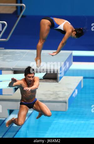 (170723)--fällt 23. Juli 2017 (Xinhua)--Julian Sanchez (L) von Mexiko von seinem Brett versehentlich während der gemischte 3 m-Sprungbrett Synchro-Finale Tauchen bei den 17. FINA Weltmeisterschaften in Duna Arena in Budapest, Ungarn am 22. Juli 2017. Arantxa Chavez Munoz und Julian Sanchez von Mexiko Platz 13 mit 223,80 Punkten. (Xinhua/Gong Bing) Stockfoto