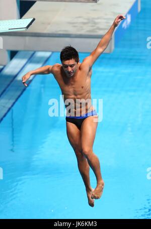 (170723)--fällt 23. Juli 2017 (Xinhua)--Julian Sanchez von Mexiko von seinem Brett versehentlich während die Mixed 3 m Sprungbrett Synchro Finale Tauchen bei den 17. FINA Weltmeisterschaften in Duna Arena in Budapest, Ungarn am 22. Juli 2017. Arantxa Chavez Munoz und Julian Sanchez von Mexiko Platz 13 mit 223,80 Punkten. (Xinhua/Gong Bing) Stockfoto