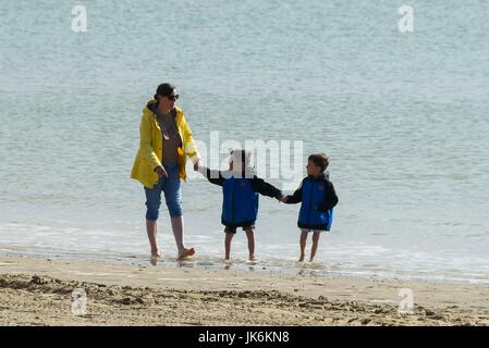 Weymouth, Dorset, UK.  23. Juli 2017.   Großbritannien Wetter. Urlauber am Strand, das Beste aus der warmen frühen Morgensonne auf das Seebad Weymouth in Dorset.  Bildnachweis: Graham Hunt/Alamy Live-Nachrichten Stockfoto