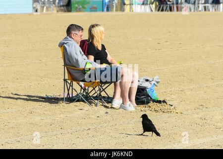 Weymouth, Dorset, UK.  23. Juli 2017.   Großbritannien Wetter. Urlauber am Strand, das Beste aus der warmen frühen Morgensonne auf das Seebad Weymouth in Dorset.  Bildnachweis: Graham Hunt/Alamy Live-Nachrichten Stockfoto