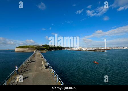 Weymouth, Dorset, UK. 23. Juli 2017.   Großbritannien Wetter. Blick von der Stein-Pier mit Blick auf das Nothe Fort und der Hafeneinfahrt an einem Morgen Sonnenstrahlen auf das Seebad Weymouth in Dorset.  Bildnachweis: Graham Hunt/Alamy Live-Nachrichten Stockfoto