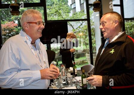 Paris, Frankreich, IAS Meeting, „WHO launches Prep Implementation Tool“, „Bob Grant“, UCSF-Professor, Prep HIV-Experte im Gespräch mit „Gus Cairns“, AIDSMAP-Männer im Gespräch Stockfoto