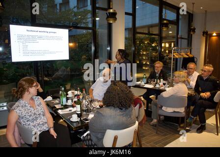Paris, Frankreich, Group People, Sitting IAS Meeting, WHO Weltgesundheitsorganisation, führt Prep Implemtation Tool, Präsentationsfolien ein Stockfoto