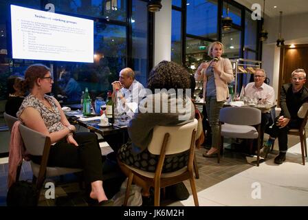 Paris, Frankreich, Gruppenmitglieder, sitzen an Tischen, IAS-Sitzung, WHO, Weltgesundheitsorganisation, führt Implementierungstool zur AIDS-Prävention ein, Präsentationsfolien, Brainstorming für Geschäftsleute, Stockfoto