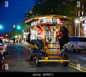 Hohe fünf Pedal Touren mit Passagieren Radfahren durch die Straßen der Innenstadt von Ann Arbor, Michigan auf einen späten Frühling Abend. Trinken, Geselligkeit. Stockfoto