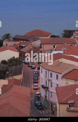 Italien, Sardinien, Nord Sardinien, Isola Maddalena, La Maddalena, Luftbild Stadt Aussicht von den Hügeln am Abend Stockfoto