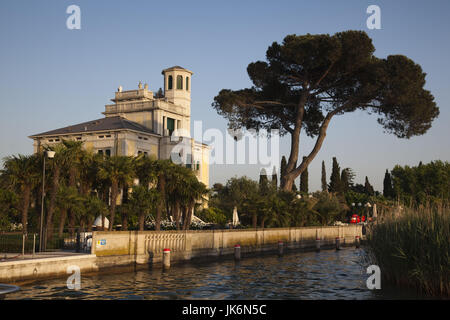 Italien, Lombardei, Lake District, Gardasee, Sirmione, Villa am See Stockfoto