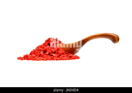 Getrocknete Goji-Beeren in den Holzlöffel, isoliert auf weißem backgr Stockfoto