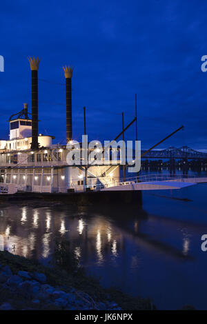 USA, Mississippi, Natchez, Isle of Capri Casino Riverboat am Mississippi River, Dämmerung Stockfoto