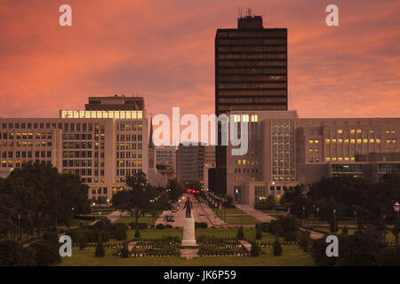 USA, Louisiana, Baton Rouge, Skyline der Stadt vom Louisiana State Capitol, Dämmerung Stockfoto