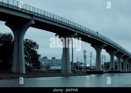 USA, Louisiana, Houma, Park Avenue Brücke über den Intercoastal Waterway, Abend Stockfoto