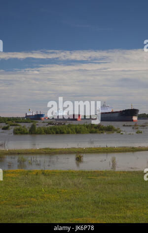 USA, Louisiana, Norco, Öltanker auf dem Mississippi Stockfoto